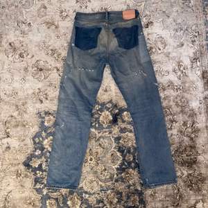 Ett par Acne Studios jeans från 2019. Väldigt bra skick och inga synliga märken eller tillblivna hål. Säljer för att de inte passar mig längre. Storlek skrivit i byxorna: 29 32  175/80A