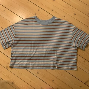 Kort randig t shirt från HM - En croppad randig t shirt från HM med retro vibes, säljer för att den inte längre kommer till användning 