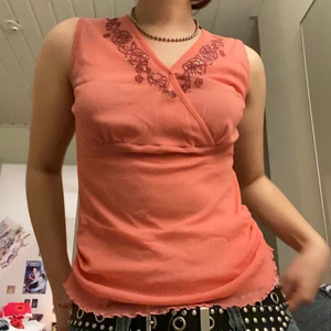 Vintage topp - Lätt genomskinlig rosa topp med pärlor i mönstret av blommor vid kragen❤️‍🔥 Xl men passar mig bra som S