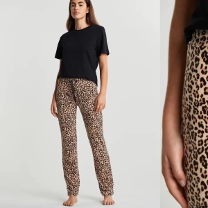 Leopard byxor 🐆🐆 - hej, har bestämt mig för att sälja mina älskade leopardbyxor🥺 då jag inte andvänder dem längre, Storlek xs men jag som då har S i vanliga fall kan ha dem. Är 167 typ och dem sitter på gränsen till för kort på mig. 