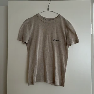 jacquemus t-shirt  - storlek M, säljes pga för liten! endast använd en gång. i nyskick! inköpt på hans hemsida december 2020. kvitto finns om det önskas! 