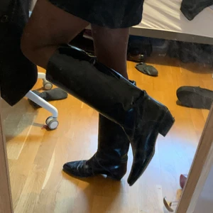 Svarta stövlar - Säljer nu dessa svinsnygga stövlarna, bra skick och passar mig som har storlek 38. Jag är 167 cm! Frakt 66kr!