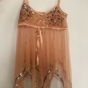 y2k topp stl 34-36 - storlekslappen är avklippt men den passar storlek 34/36. möts upp i stockholm eller fraktar. *köpare står för frakt och swishar innan plagget skickas. 👾💌