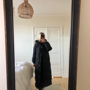 Lång kappa - Snygg vinterjacka storlek xs. Går nästan ner till mina fötter (163xm) använd fåtal gånger.