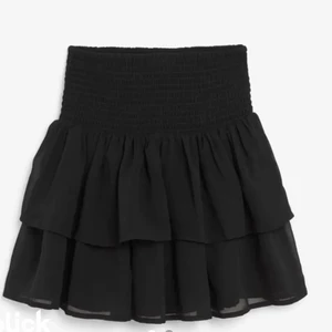 Svart volangkjol - Säljer denna jättefina svarta volangkjol k storlek S. Kjolen är i nyskick bara andvänd fåtal gånger! Jättefin nu till vintern!😍😍