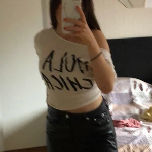 Vet inte  - Från Spanien och texten står Hola chia betyder hej flicka eller nåt❤️ jätte fint faktiskt bara uttråkad från den som om ni vill så köp den går på frakt 70 kr går också på att träffas eller nåt och att de behöver ingen storlek på den man kan bara knyta bak på bilder så fattar ni 