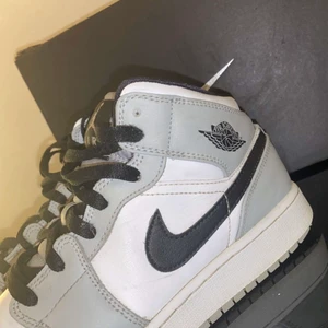 Jordans - Säljer mina jordan 1 ,använd ett fåtalgånger i sommras , säljer då dem inte kommer komma t användning för mig t vintern. Strl 38(pris kan diskuteras vid SNABB affär!)hjälper en vän <