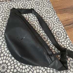 Midjeväska  - Midjeväska från rains. Har samma rengmatrial  som deras andra produkter. Tycker väldigt mycket om den men den blir tyvärr liggandes för mycket hemma hos mig🤭❤️‍🔥