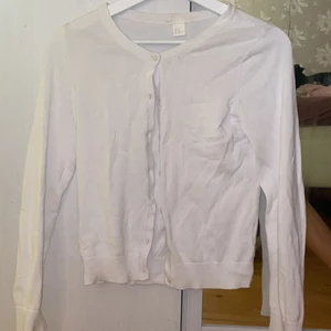 Kofta - En jätte fin vit kofta, säljer för att den inte kommer till användning 