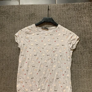 Grå t-shirt  - Grå t-shirt med vita hundar och röda hjärtan på ❤️