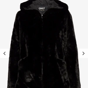 Pälsjacka - Mysig pälsjacka storlek S/M   Köpt från Zara nypris 1200,kr