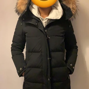 Äkta Hollies Subway jacka  - Säljer nu min knappt använda Hollies jacka. Storleken på jackan är 36/S, inga fel på jackan. Äkta tvättbjörnspäls medföljer även. Pris kan diskuteras.