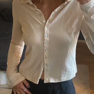 Topp & Other Stories - Ljusrosa topp med fina knappar och långa ärmar!