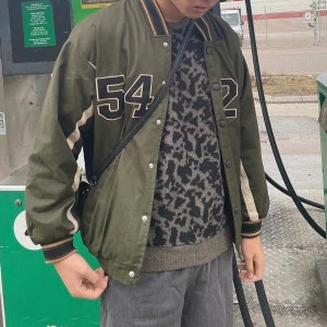 Varsity jacka - Passar M/L , 350kr inkl frakt