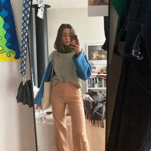 Beige kostymbyxor - Säljer mina beiga kostymbyxor från Uniqlo då de inte kommer till användning. Supersnygga och långa. Jag är 171 cm och har oftast strl S. Skriv om du vill ha bättre bilder