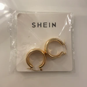 Örhängen - Säljer dessa oöppnade örhängena från shein då jag råkade beställa två par av båda, örhängena på bild ett 15kr + frakt, bild två 25kr + frakt, eller båda 35+ frakt, 💕