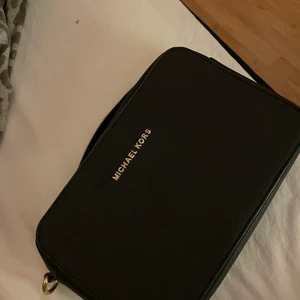 Michael kors väska - En liten michael kors väska i fint skick, bandet är ej på men följer med väskan💕