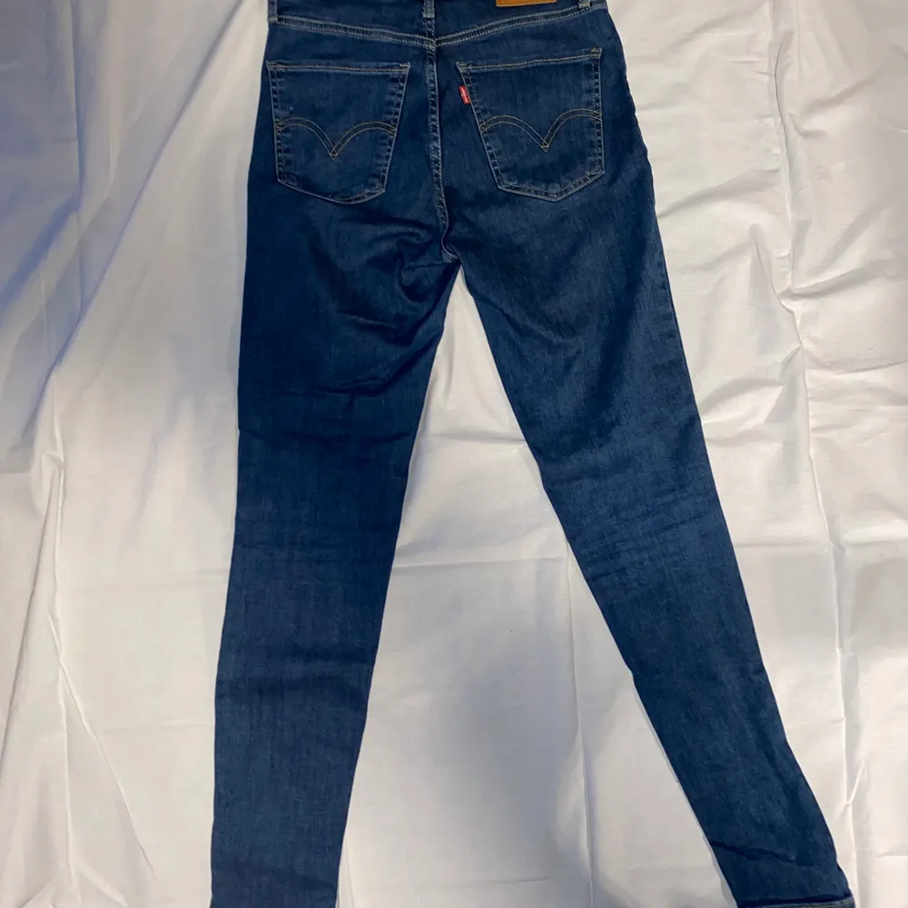 Levis jeans! Använda max 3 gånger. Perfekt skick inga defekter. Köpta för 1200kr. . Jeans & Byxor.