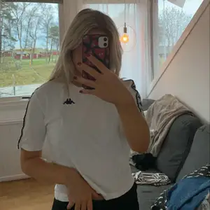 Säljer denna T-shirt från Kappa🤍🖤 Stl XS,, köparen står för frakten!!🤗