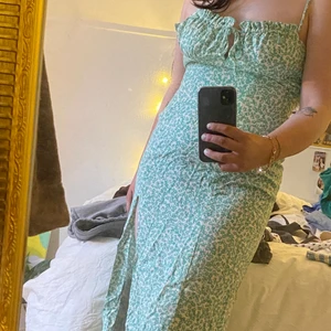 Klänning - Säljer denna superfina oanvända klänning från pull&bear då den tyvärr är för liten för mig😩 Frakt ingår inte i priset💕