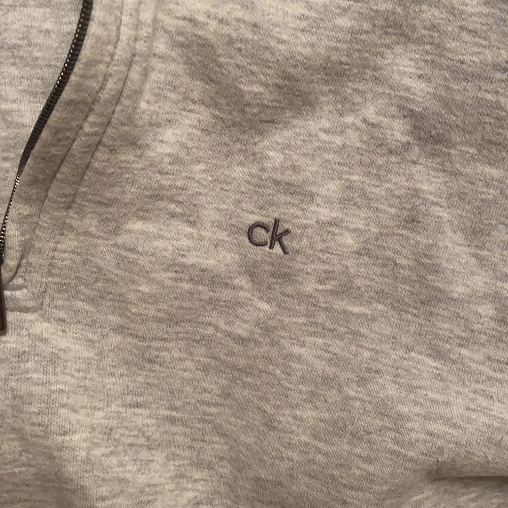 Quarter zip Calvin klein tröja som jag säljer då jag inte använder den längre, svin snygg, frakt står köparen för . Tröjor & Koftor.