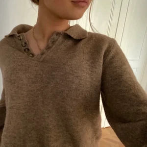 Stickad tröja - Såå fin och skön stickad tröja med knappar från Zara. Storlek M men skulle säga att den är mer en S. Säljer då den inte riktigt kommer inte till användning. 