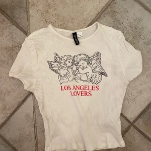 T-shirt - Supersöt ribbad t-shirt från HM. Ej använd! Storlek M 😉