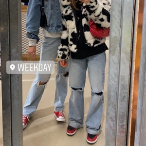 Ljusa jeans - Säljer de perfekta ljusa jeansen med hål på knäna från Gina Tricot (höger på första bilden) då de tyvärr inte kommer till användning längre. Storlek 34 och nypris 600kr. Har gjort en sliten kant nedtill på dem som ni kan se och jag på bilden är 160, men de passar även på längre personer då jag brukar vika upp dem. Lite missfärgade längst ned på insidan av ena benet (se bild), men inget man tänker på💓