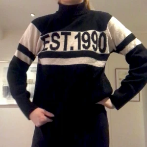 Stickad tröja  - Använd. Aningen nopprig.