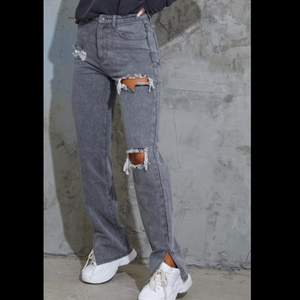 Ett par skit snygga jeans med slitningar! Storlek 36-38! Tyvärr var de för korta och för små för mig som är 175cm! Lappen är kvar och de är köpta från PrettyLittleThing! Köpare står för frakt!❤️