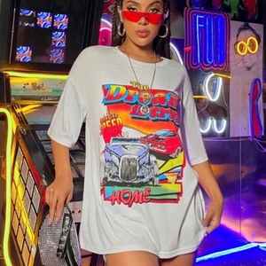 Vit oversized T-Shirt  - Säljer min oversizade T-Shirt som jag köpte för ett par månader sedan, den är jättesnygg men väääälgt oversized. Ganska tunt material och använd endast en gång. Kontakta mig vid frågor eller intresse🖤🦋  50+frakt