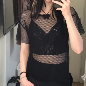 ihålig tröja - tisha köpt på carlings för några år sedan med hål i hela 