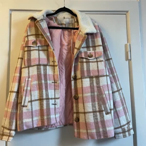 Jacka från Nelly  - Skit snygg jacka från Nelly som tyvärr inte kommit till användning. Lapp kvar. Storlek 42 men skulle säga den är som en m/l. Frakt tillkommer