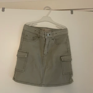 Kjol från Kappahl  - En militär grön kjol från Kappahl storlek 134 använd under en sommar