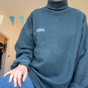 Levis tröja - Cool polotröja från Levis! Köpt på Humana för flera år sedan, knappt använd sen dess! Strl L men passar mindre också beroende på hur man vill ha den! 