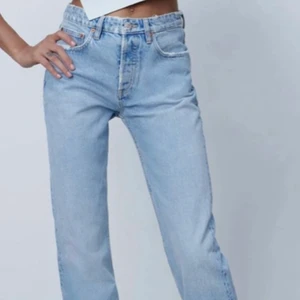zara midrise jeans - slåtsålda midrise jeans från zara!! hur populära som helst och sitter jättefint! 