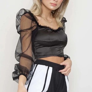 JFR-mesh sleeve crop top - Oanvänd svart mesh crop top från JFR. Passar er som har storlek M / L. 