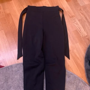 Byxor med knyt - Aldrig använda byxor som man knyter, högmidjade