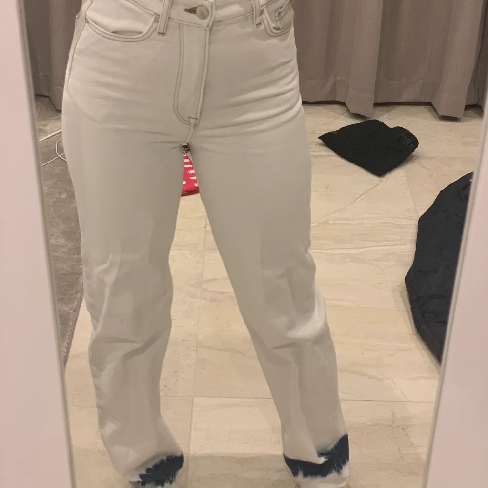 Säljer dessa as balla jeans från H&M. Ljus tvätt, inte vit men nästan (ljus ljus blå) och sedan lite tie dye blekt nere vid anklarna!!! Såååå coola, men är tyvärr försmå för mig 🤍. Jeans & Byxor.