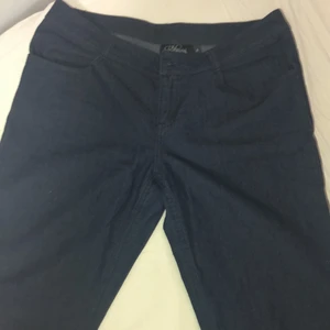 Lågmidjade jeans🤩 - Aldrig använt bara testat och jätte bra jeans material. Säljer för att de är alldeles för långa på mig och är 160💕skulle rekommendera till längre, jätte snygga boot cuts längst ner på jeansen💞 Skriv för fler bilder eller frågor