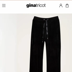 Svarta Gina Tricot velourbyxor  - Säljer ett par svarta velourbyxor. Lånade bilder som ni ser eftersom de byxor jag har är för små och för korta för mig. Dock har jag råkat tappa bort snöret till midjan, så byxorna är utan snöre. Köpte på Gina Tricot för 299kr. Kan mötas, annars står köparen för frakt.