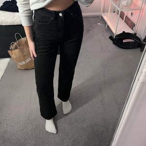 Jeans från weekday, Rowe modellen, knappt använda alls!!
