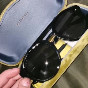 Gucci solglasögon  - Aldrig använda. Pm för bättre bilder. Inga repor precis som nya. Nypris 2925kr. 