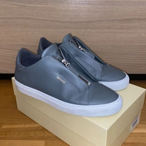 Axel Arigato Zip 90 - Köpt för knappt ett år sedan, men endast använda ett fåtal gånger. Välvårdade skor och tack vare att de är gjorda i läder så är de inte bara enkla att ta hand om, de är även väldigt vattentåliga.