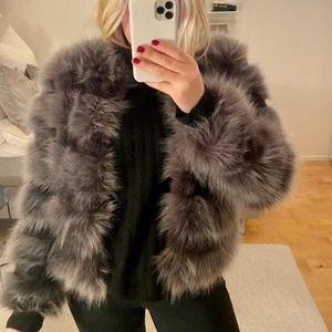 Pälsjacka FAUX FUR  - Säljer min pälsjacka i faux fur (inte äkta päls) då den inte används längre. Varm och gosig, snygg både till vardag som fest. Knäpps med två hakar. Grå och svart. Fraktar endast och köparen står för frakten.🖤