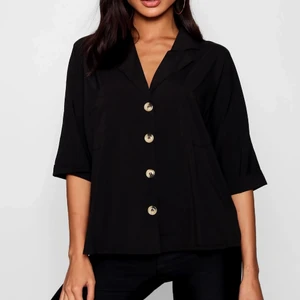 Skjorta Boohoo - Svart skjorta från Boohoo i strl 42. Använd en gång 🖤