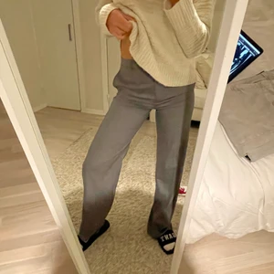 Gråa kostymbyxor - Strl. 36 kostymbyxor från mango, gråa.