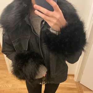 Boohoo Jacka - Säljer min jacka från boohoo, köpt förra vintern och i jättefint skick! Väldigt varm och gosig, Storlek 34 (jag är 168cm och har normalt XS-S) pälsen går även att ta av💕