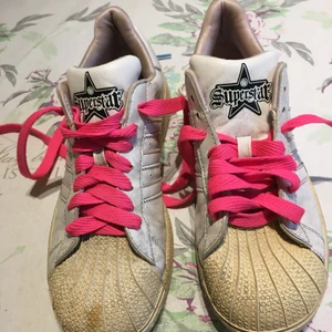 Adidas superstar skor - Adidas superstar skor .storlek är 36,2/3 tretiosex och halv .dem är få gånger använd. Färgen ser gammal men det det ska va så . Smsa om ni undrar mer .kan posta om ni står för frakt 