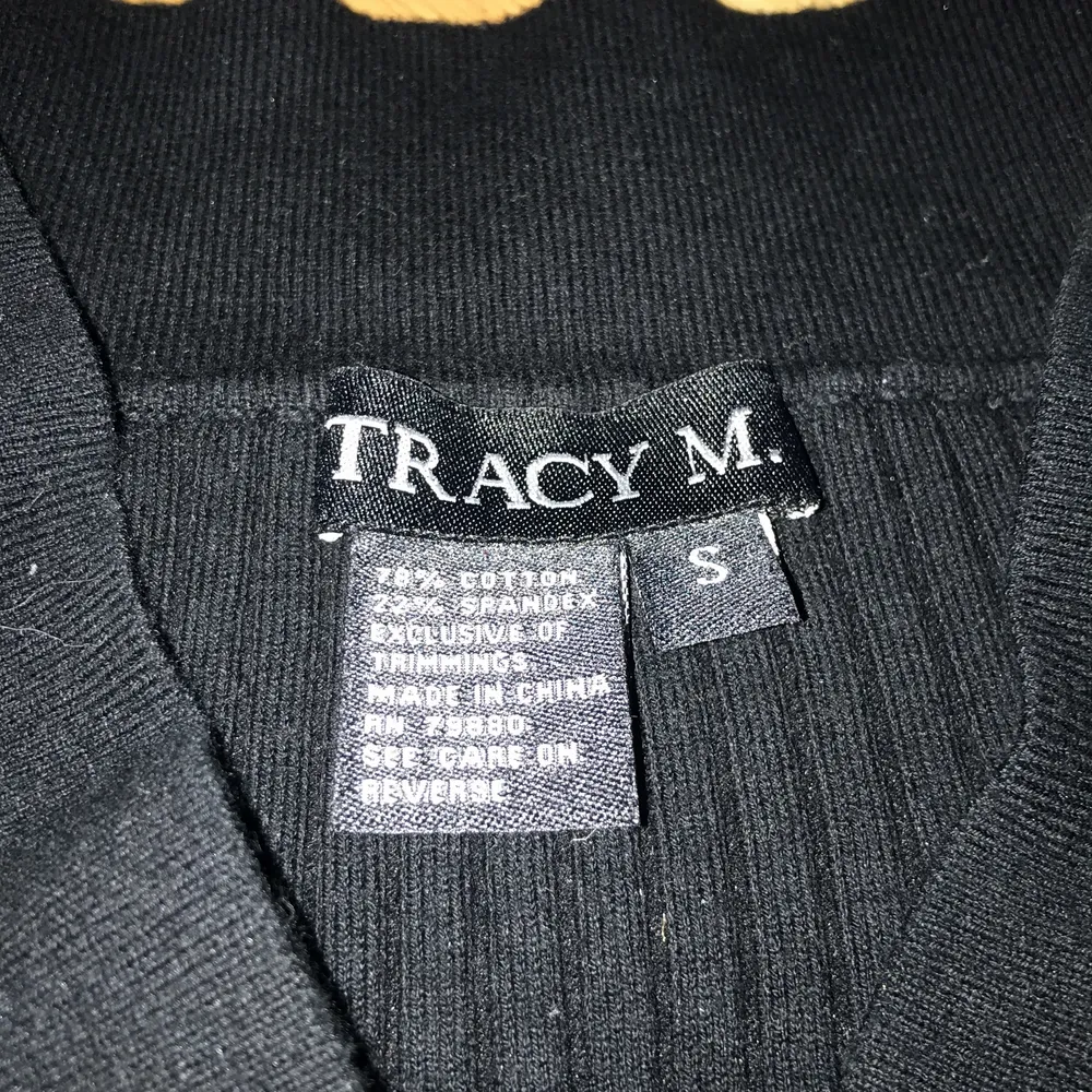 En tröja som är i storlek s och är från Tracy m 🤎🤎 den kostar 50kr bara för är inte ute efter pengar 💰 kontakta för intresse. Det kostar 12kr extra vid frakt 📦 . Tröjor & Koftor.